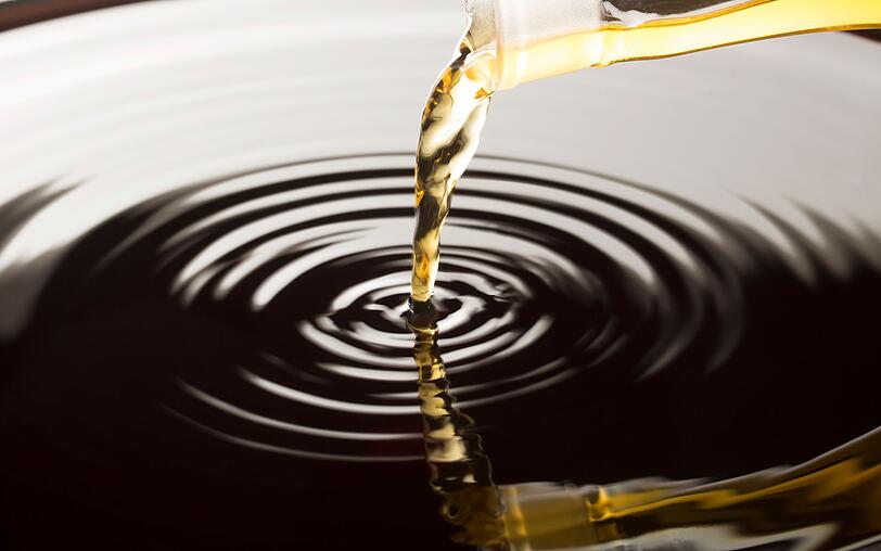 Nicht nur im Zitronenkuchen ist Zitronensaft eine gern gesehene Zutat: In kleinen Mengen verfeinert er so manche Kuchen und Gerichte. Sollten Sie weder eine Zitrone, noch einen industriell abgefüllten Zitronensaft im Kühlschrank haben, dann nehmen Sie doch einfach Weißweinessig: Ein halber Teelöffel davon entspricht einem Esslöffel Zitronensaft. Nicht nur im Zitronenkuchen ist Zitronensaft eine gern gesehene Zutat: In kleinen Mengen verfeinert er so manche Kuchen und Gerichte. Sollten Sie weder eine Zitrone, noch einen industriell abgefüllten Zitronensaft im Kühlschrank haben, dann nehmen Sie doch einfach Weißweinessig: Ein halber Teelöffel davon entspricht einem Esslöffel Zitronensaft.