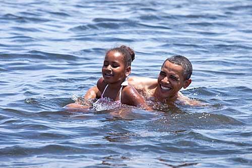 Barack Obama (49) mit seiner Tochter Sasha (9) im Meer in Panama City Beach