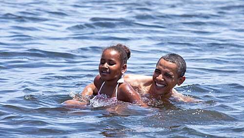 Barack Obama (49) mit seiner Tochter Sasha (9) im Meer in Panama City Beach Barack Obama (49) mit seiner Tochter Sasha (9) im Meer in Panama City Beach