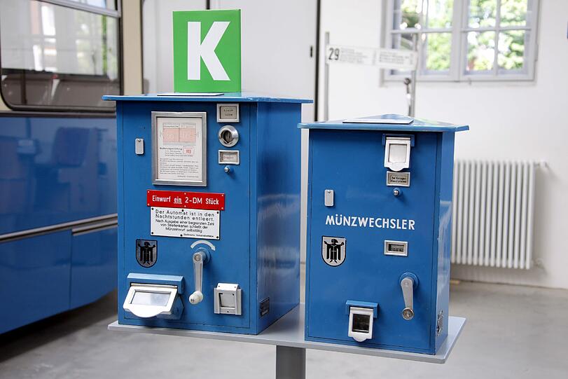 Eurofreie Zone: ein Münzwechsler mit Kurbel. Links der Fahrkartenautomat, der nur 2-DM-Stücke nimmt.