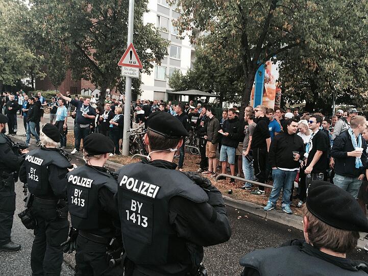 Derby-Stimmung in München: Unter Beobachtung der Polizei versammelten sich die Bayernfans am Vormittag im Tal. Vor dem Grünwalder Stadion kamen die Löwenfans dazu. Rund Tausend Polizisten sind im Einsatz.