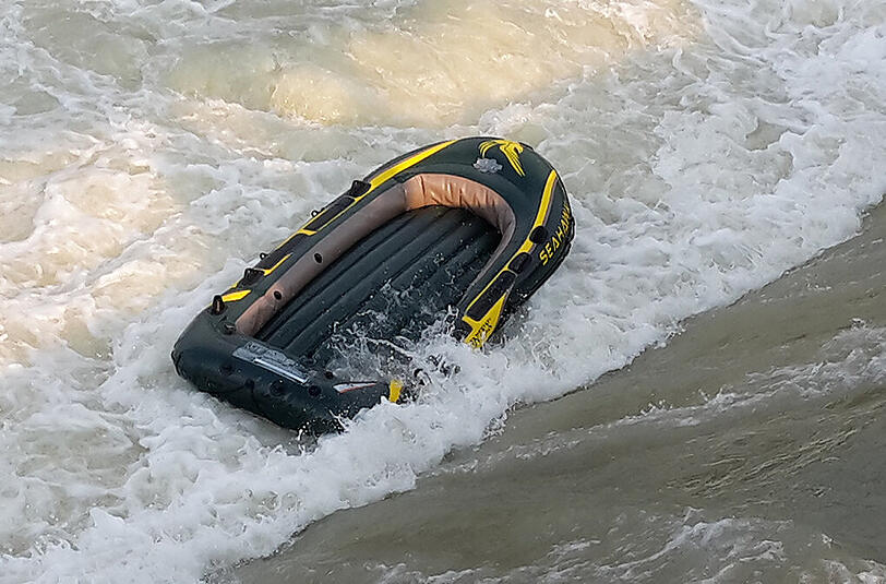 Das gekenterte Schlauchboot.