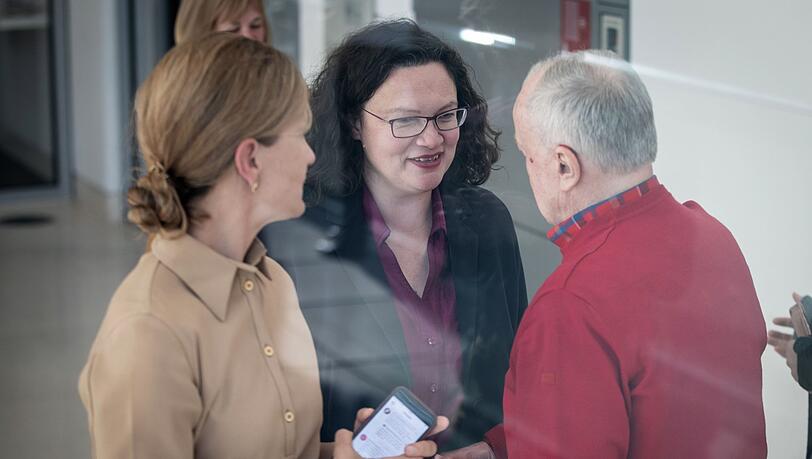 Hinter einer Mitarbeiterin geht Andrea Nahles (M), Fraktionsvorsitzende der SPD und SPD-Parteivorsitzende, zurück zur Sondersitzung der SPD-Bundestagsfraktion.