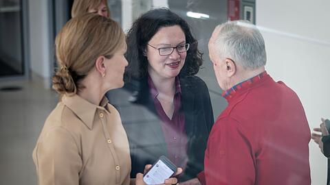 Hinter einer Mitarbeiterin geht Andrea Nahles (M), Fraktionsvorsitzende der SPD und SPD-Parteivorsitzende, zurück zur Sondersitzung der SPD-Bundestagsfraktion.