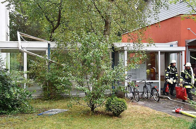 Der Wäschestände vom Balkon liegt am Boden, auch Teile des Türrahmens wurden durch die Wucht der Explosion nach unten geschleudert.