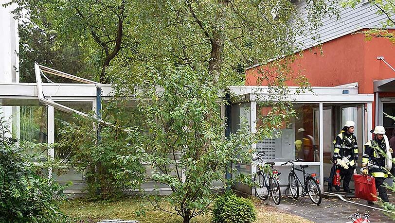 Der Wäschestände vom Balkon liegt am Boden, auch Teile des Türrahmens wurden durch die Wucht der Explosion nach unten geschleudert. Der Wäschestände vom Balkon liegt am Boden, auch Teile des Türrahmens wurden durch die Wucht der Explosion nach unten geschleudert.