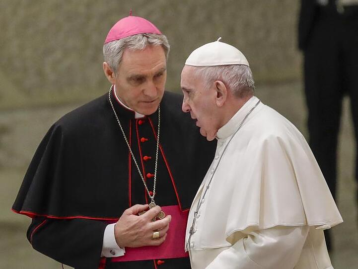 Papst Franziskus spricht bei seiner wöchentlichen Generalaudienz mit Georg Gänswein, Kurienerzbischof und Präfekt des Päpstlichen Hauses.
