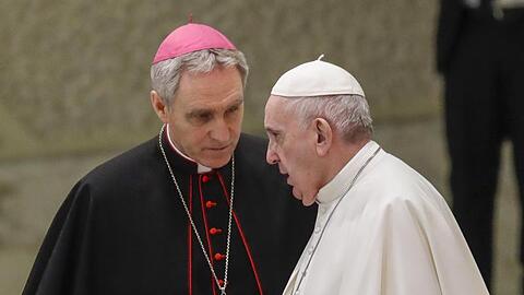 Papst Franziskus spricht bei seiner wöchentlichen Generalaudienz mit Georg Gänswein, Kurienerzbischof und Präfekt des Päpstlichen Hauses.