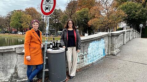 Seija Knorr-Köning (l.) und Kathrin Abele an der Gerner Brücke.