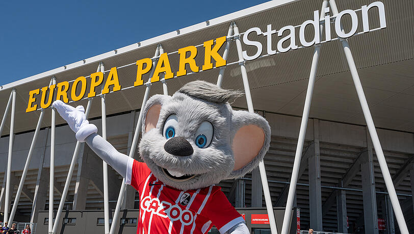 Ed Euromaus, Maskottchen des Europa-Parks in Rust, vor dem Europa-Park Stadion, der Spielstätte des SC Freiburg.