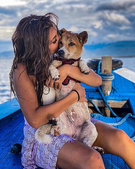 Ich habe Daisy selbst aus einem Sack in einem Reisfeld auf Bali gezogen – sie wurde misshandelt, entsorgt, aber ich habe sie nicht aufgegeben. Seitdem ist sie mit mir über Inseln gereist, Boot gefahren und geflogen. Ihr größtes Abenteuer steht aber noch bevor: Menschen wieder vertrauen.