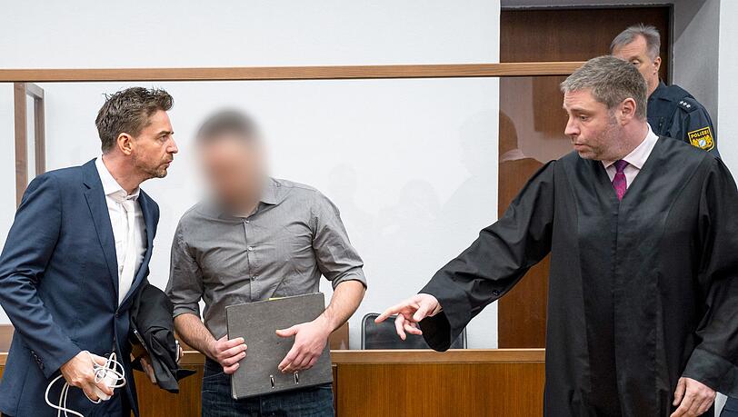 Die Verteidiger r&auml;umten zu Prozessbeginn ein, dass der Angeklagte (m., verpixelt) sich heimlich beim Geschlechtsverkehr mit mehreren Frauen gefilmt und die Videos anschlie&szlig;end ins Internet gestellt hatte.