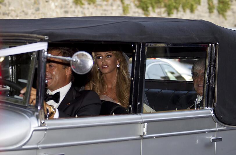 Am Steuer der weißen Limousine saß der frühere Formel-1-Fahrer Jean Alesi.