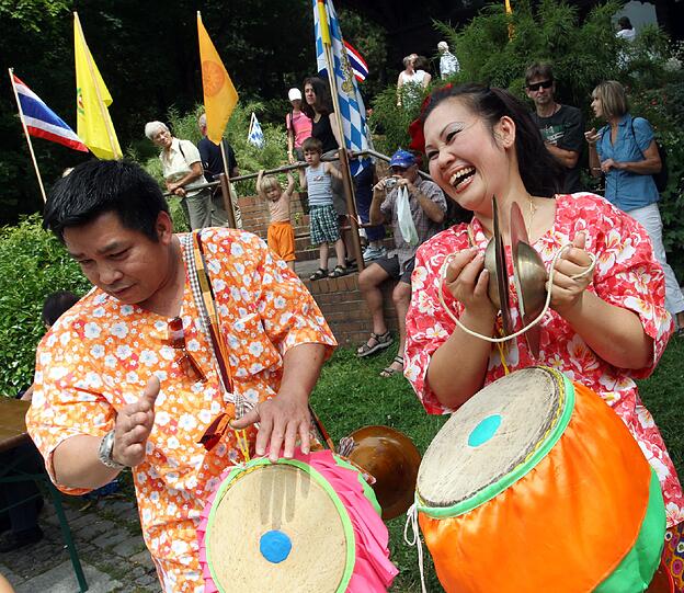 Bayerische Fahnen und buddhistische Mönche: Das Khao Pansa-Fest brachte asiatisches Flair in den Westpark.