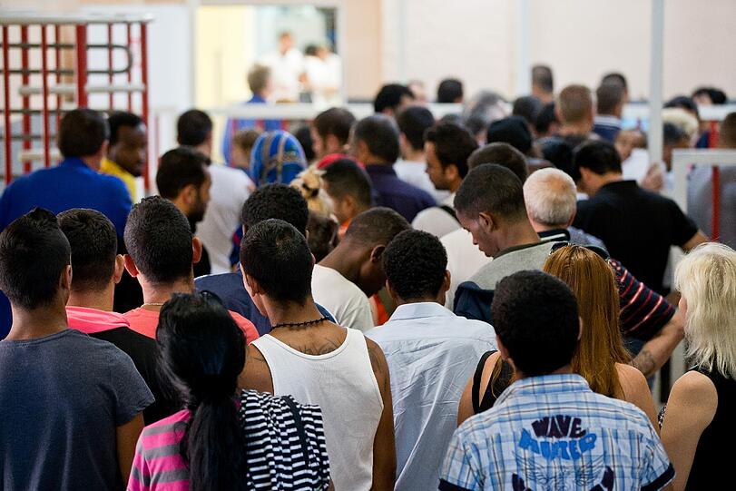 Der Bayerische Flüchtlingsrat ist der Überzeugung, es sei dringend an der Zeit, das Gesetz zu ändern und die Flüchtlinge unbürokratisch aus Gemeinschaftsunterkünften ausziehen zu lassen - um dort genug Platz für Neuankömmlinge zu machen.