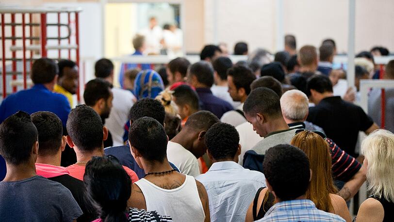 Der Bayerische Flüchtlingsrat ist der Überzeugung, es sei dringend an der Zeit, das Gesetz zu ändern und die Flüchtlinge unbürokratisch aus Gemeinschaftsunterkünften ausziehen zu lassen - um dort genug Platz für Neuankömmlinge zu machen. Der Bayerische Flüchtlingsrat ist der Überzeugung, es sei dringend an der Zeit, das Gesetz zu ändern und die Flüchtlinge unbürokratisch aus Gemeinschaftsunterkünften ausziehen zu lassen - um dort genug Platz für Neuankömmlinge zu machen.