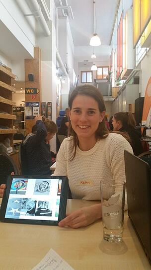 App-Station: Mit Kathrin Pietsch vom Jugendtreff "Akku" können die Mädchen ihre Gesichter verziehen, sie mit verschiedensten Accessoires verzieren  oder sich zum Beispiel auf den "Walk of Fame" in Hollywood einfügen - frei nach dem Motto: Dafür gibt's doch eine App!