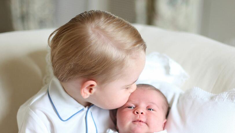 George hat's schon hinter sich. Sein Schwesterchen Charlotte hat bei ihrer Taufe am Sonntag ihren ersten öffentlichen Auftritt. George hat's schon hinter sich. Sein Schwesterchen Charlotte hat bei ihrer Taufe am Sonntag ihren ersten öffentlichen Auftritt.