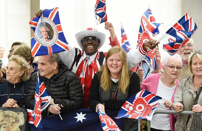 Royals-Fans bejubeln die Queen in London