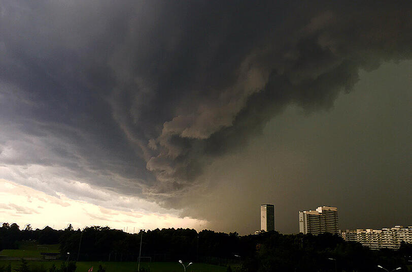 Kurz nach vier hingen dunkle Wolken über München.