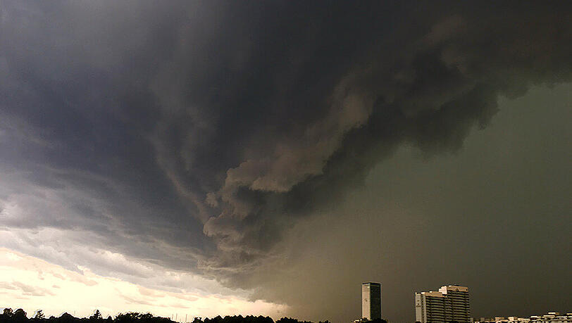 Kurz nach vier hingen dunkle Wolken über München. Kurz nach vier hingen dunkle Wolken über München.