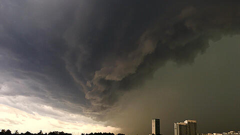 Kurz nach vier hingen dunkle Wolken über München.