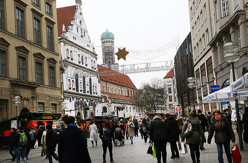 Die Münchner Fußgängerzone am Freitagmittag: viele Menschen, aber relativ wenig Umsatz.