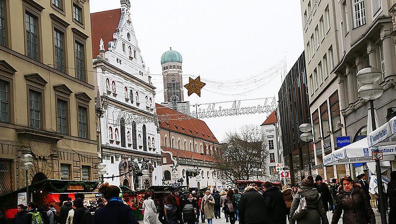 Die Münchner Fußgängerzone am Freitagmittag: viele Menschen, aber relativ wenig Umsatz. Die Münchner Fußgängerzone am Freitagmittag: viele Menschen, aber relativ wenig Umsatz.