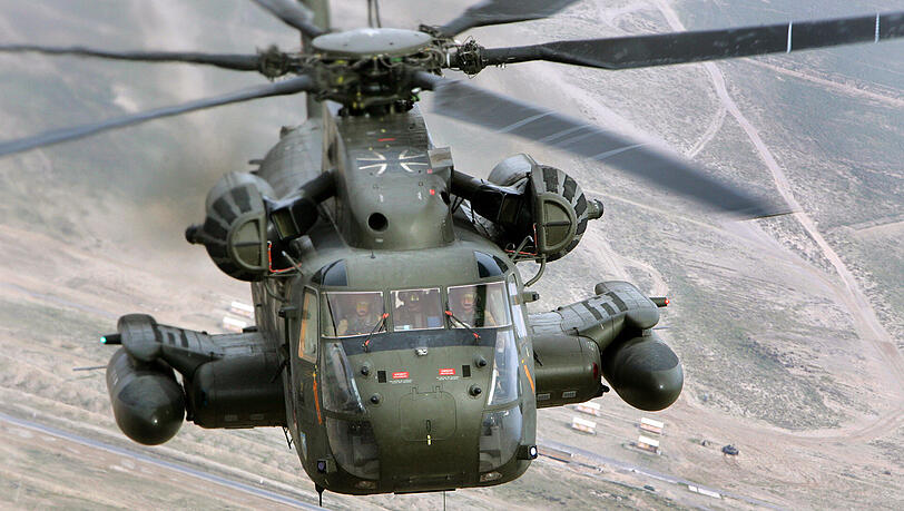 Bei der Unglücksmaschine handelt es sich wohl um einen Hubschrauber des Typs Sikorsky CH-53. (Symbolfoto) Bei der Unglücksmaschine handelt es sich wohl um einen Hubschrauber des Typs Sikorsky CH-53. (Symbolfoto)