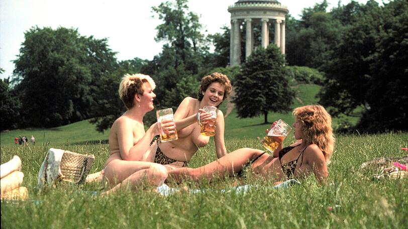 Ein Prosit oben ohne: unterhalb des Monopteros in den 1980er Jahren.