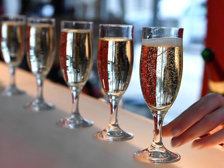 Preiswertes Vergnügen: Selbst in der Weihnachts- und Silvesterzeit liegt der Durchschnittspreis für eine Flasche Sekt gerade einmal bei knapp 4,03 Euro.