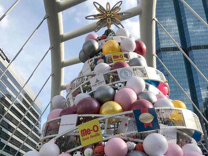 Weihnachtsbaum in Bangkok, der nicht nur mit Kugeln, sondern auch mit Fußbällen und Basketbällen geschmückt ist.