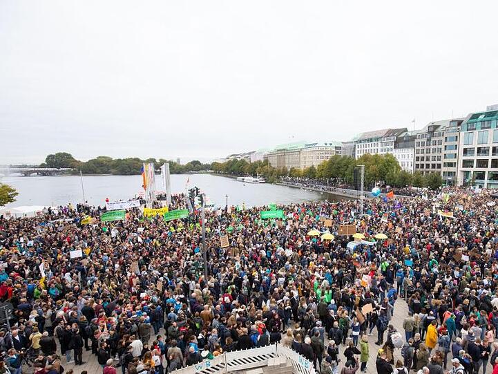 Klimastreik am Jungfernstieg in Hamburg.
