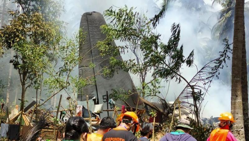 Rettungskräfte an der Absturzstelle des philippinischen Militärflugzeugs C-130.