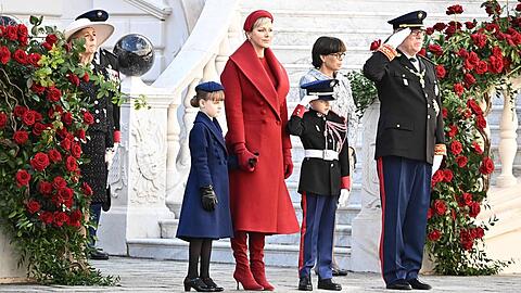 Modebewusstsein auf der einen und Pflichtbewusstsein auf der anderen Seite: Fürstin Charlène und Fürst Albert II. mit den gemeinsamen Kindern. Im Hintergrund: Alberts Schwester Stéphanie von Monaco.