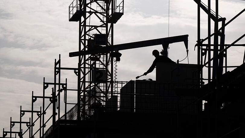 Prognosen zufolge soll die Talfahrt im Wohnungsbau 2024 anhalten.