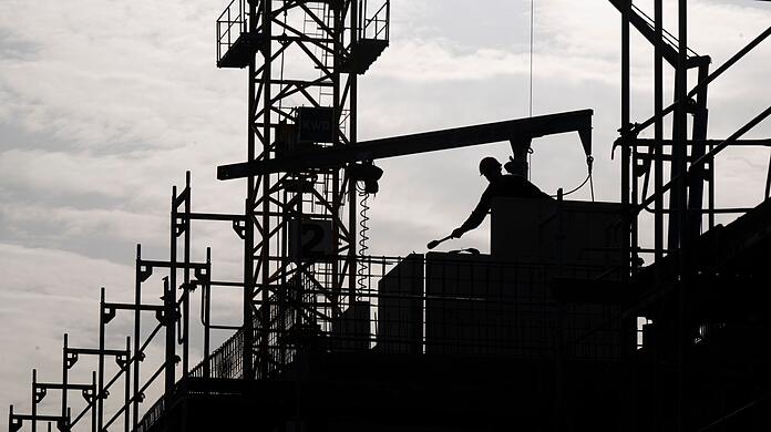 Prognosen zufolge soll die Talfahrt im Wohnungsbau 2024 anhalten.
