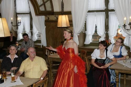 Ungewöhnlicher Auftritt im Gasthaus: Wirtin Sabine &bdquo;Gigi&ldquo; Pfundmair in großer Abendrobe in der &bdquo;Münchner Haupt&rsquo;&ldquo;.