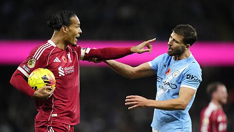 Der vermeintliche Liverpool-Ausgleich durch Virgil van Dijk (l) zählte wegen einer umstrittenen Abseitsposition nicht. Der vermeintliche Liverpool-Ausgleich durch Virgil van Dijk (l) zählte wegen einer umstrittenen Abseitsposition nicht.