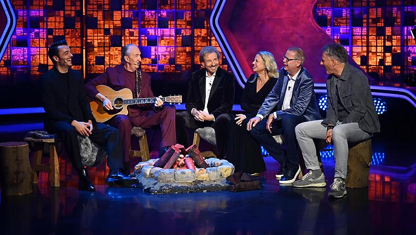 Mike Krüger singt im Studio für Thomas Gottschalk. Mike Krüger singt im Studio für Thomas Gottschalk.