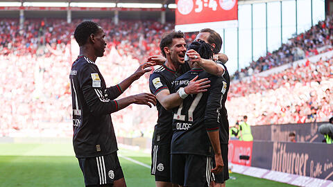 Der FC Bayern jubelte nach dem 4:3 durch Harry Kane.