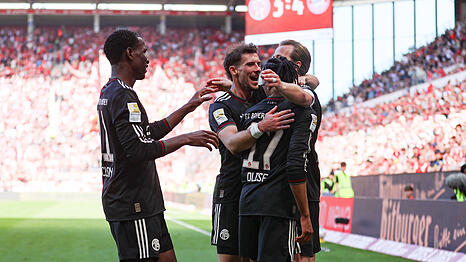 Der FC Bayern jubelte nach dem 4:3 durch Harry Kane.