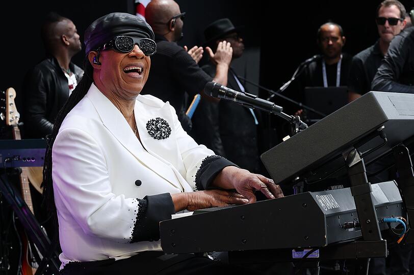 Zuletzt trat Stevie Wonder im Juni bei der Eröffnung des Obama Presidential Center auf. Zuletzt trat Stevie Wonder im Juni bei der Eröffnung des Obama Presidential Center auf.