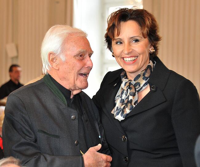 TV-Legende &bdquo;Blacky&ldquo; Fuchsberger (Preisträger 2006) und Ministerin Christine Haderthauer verstehen sich blendend.