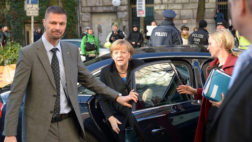 Angela Merkel kommt zur SPD-Parteizentrale in Berlin - gut gerüstet für die letzte Runde der Koalitionsgespräche. Unter anderem ging es auch um die Flüchtlinge. Teenager sollen da nun auch ab 18 Jahren als Erwachsen gelten.