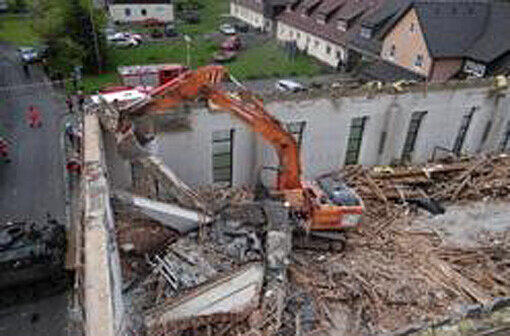 Der Bagger in der Ruine der Kirche