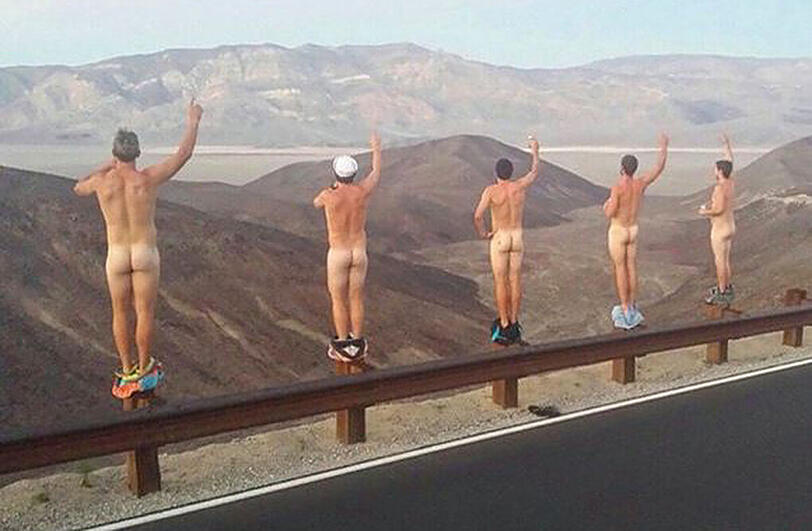 Diese vier Männer waren, wie deutlich zu erkennen ist, nicht im FKK-Urlaub.