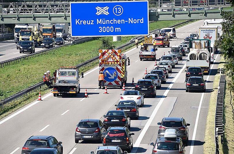 Auf der A99 krachte ein VW-Transporter in ein Ambulanzfahrzeug aus Österreich. Die Bilder.