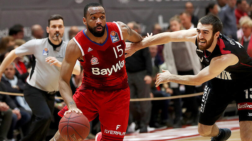 Der Münchener Reggie Redding (l.) kämpft sich am Würzburger Jake Odum vorbei.
