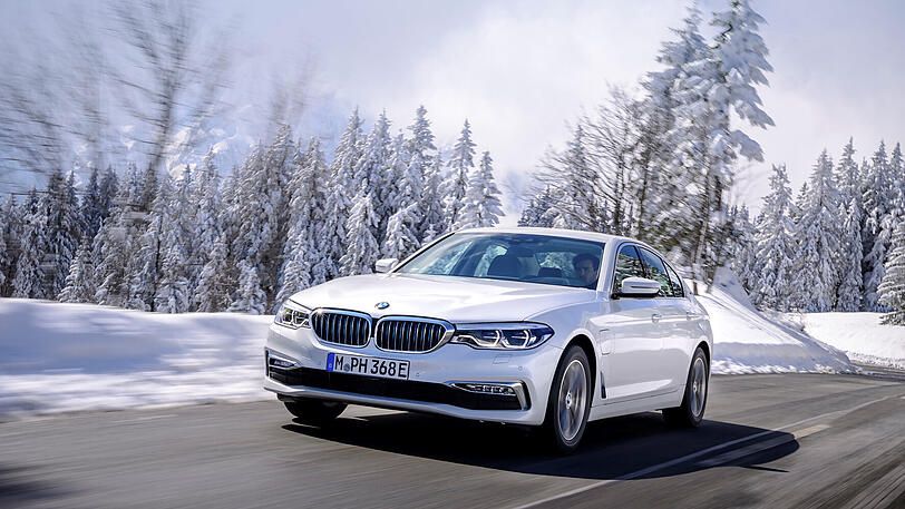 52.600 Euro kostet der BMW 530e, der mit Hybridantrieb und Plug-in-Technik den Sparmeister der Baureihe geben soll.